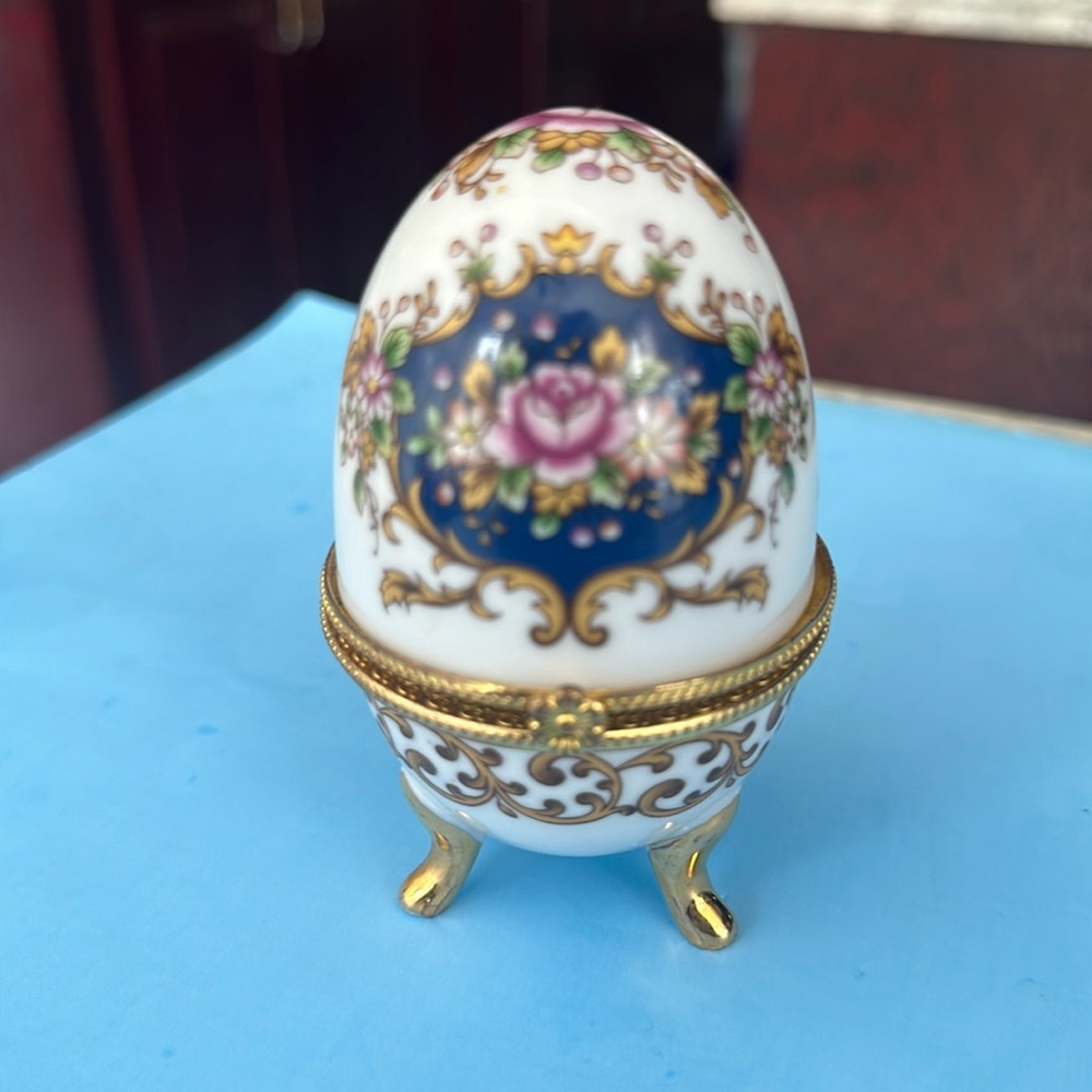 Gilded porcelaine egg with hinge,fabergé imitation